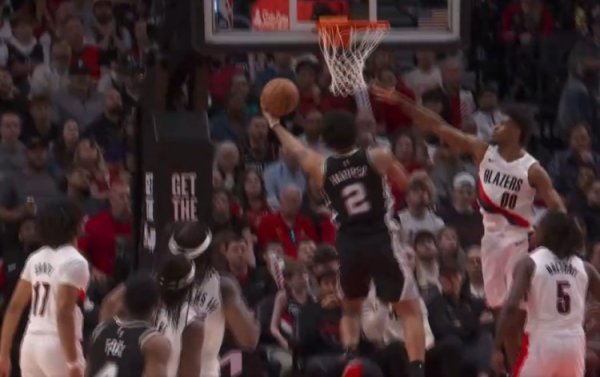 成都正规配资公司有哪些 蝴蝶穿花！哈珀持球精彩转身过掉防守 随后上篮轻松打中